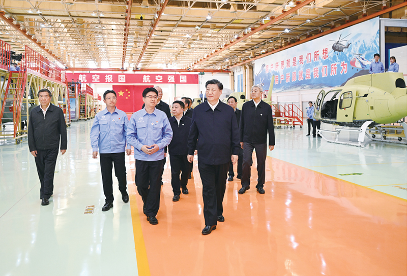 2023年10月10日至13日，中共中央总书记、国家主席、中央军委主席习近平在江西考察。这是11日上午，习近平在景德镇市昌河飞机工业（集团）有限公司考察。 新华社记者 燕雁/摄