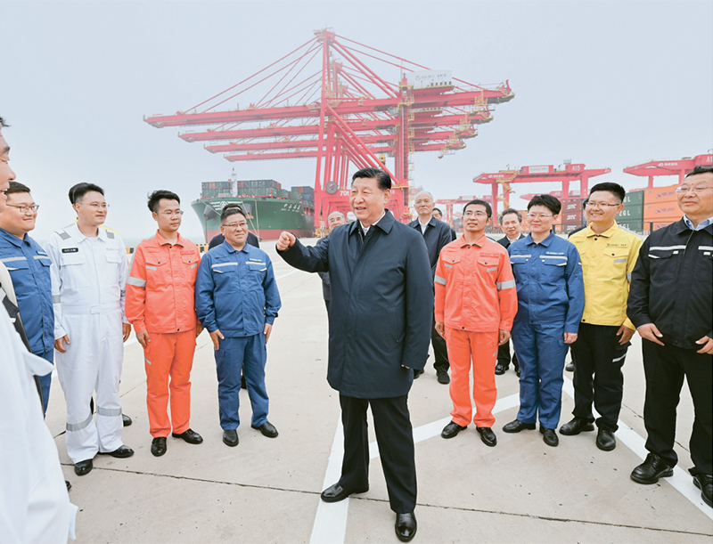2024年5月22日至24日，中共中央总书记、国家主席、中央军委主席习近平在山东考察。这是22日下午，习近平在日照港亲切慰问港口科技工作者、运营人员、航运人员。 新华社记者 谢环驰/摄