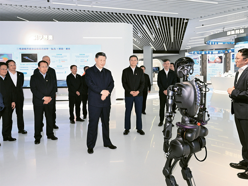 2023年11月28日至12月2日，中共中央总书记、国家主席、中央军委主席习近平在上海考察。这是11月28日下午，习近平在浦东新区张江科学城参观上海科技创新成果展。 新华社记者 谢环驰/摄
