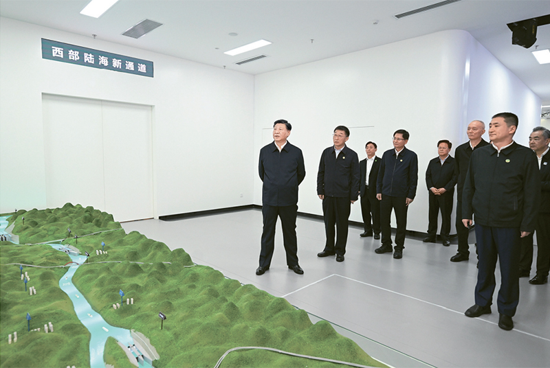 2023年12月14日至15日，中共中央总书记、国家主席、中央军委主席习近平在广西考察。这是14日上午，习近平在南宁市考察中国—东盟信息港股份有限公司，结合平陆运河沙盘听取西部陆海新通道骨干工程建设汇报。 新华社记者 谢环驰/摄